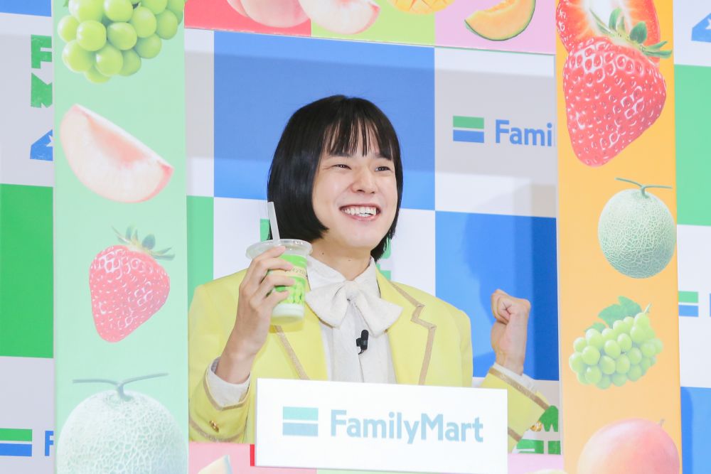 「フラッペ キメ顔10秒チャレンジ」をしているおヨネさん