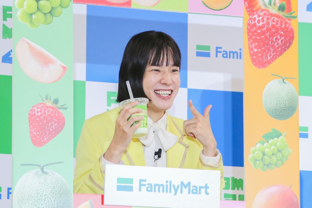 「フラッペ キメ顔10秒チャレンジ」をしているおヨネさん