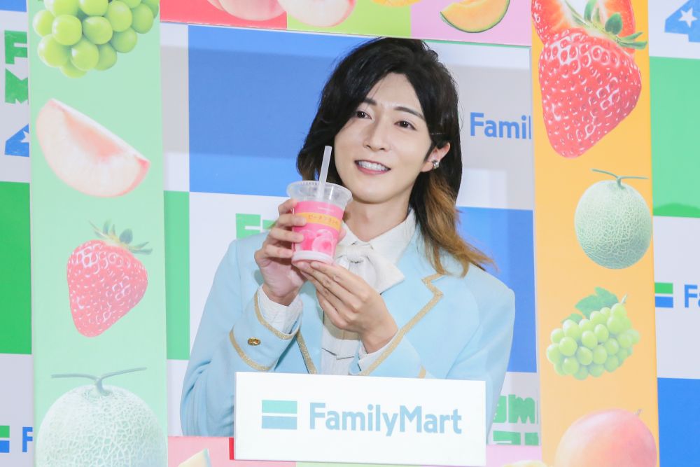 「フラッペ キメ顔10秒チャレンジ」をしているサカイJr.さん