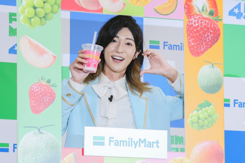 「フラッペ キメ顔10秒チャレンジ」をしているサカイJr.さん