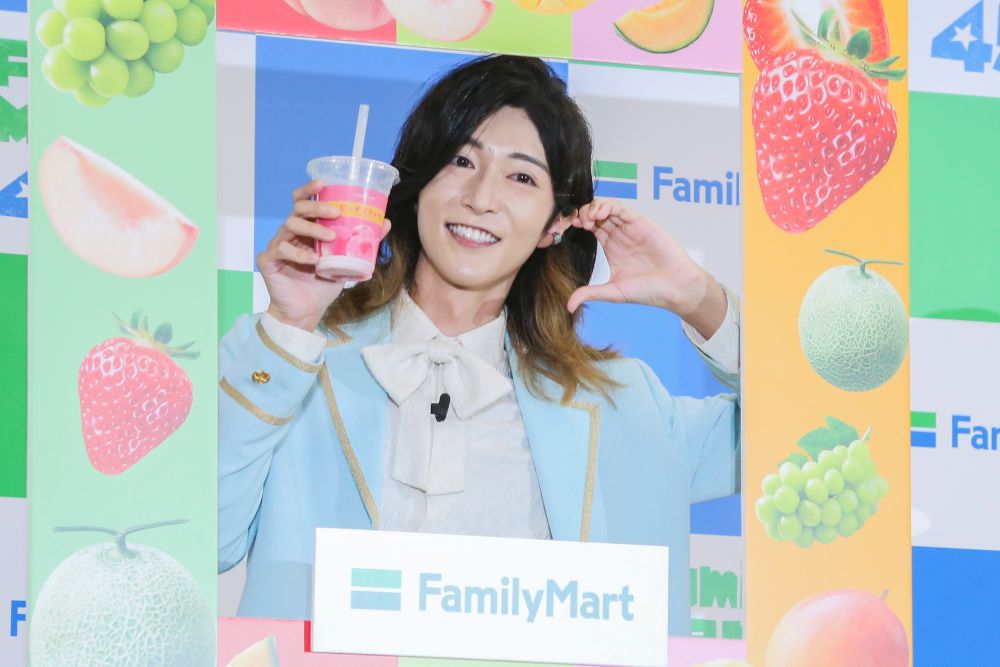 「フラッペ キメ顔10秒チャレンジ」をしているサカイJr.さん