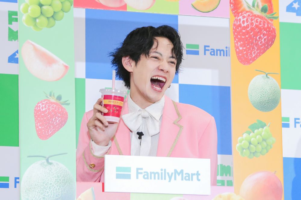 「フラッペ キメ顔10秒チャレンジ」をしているケンケンさん