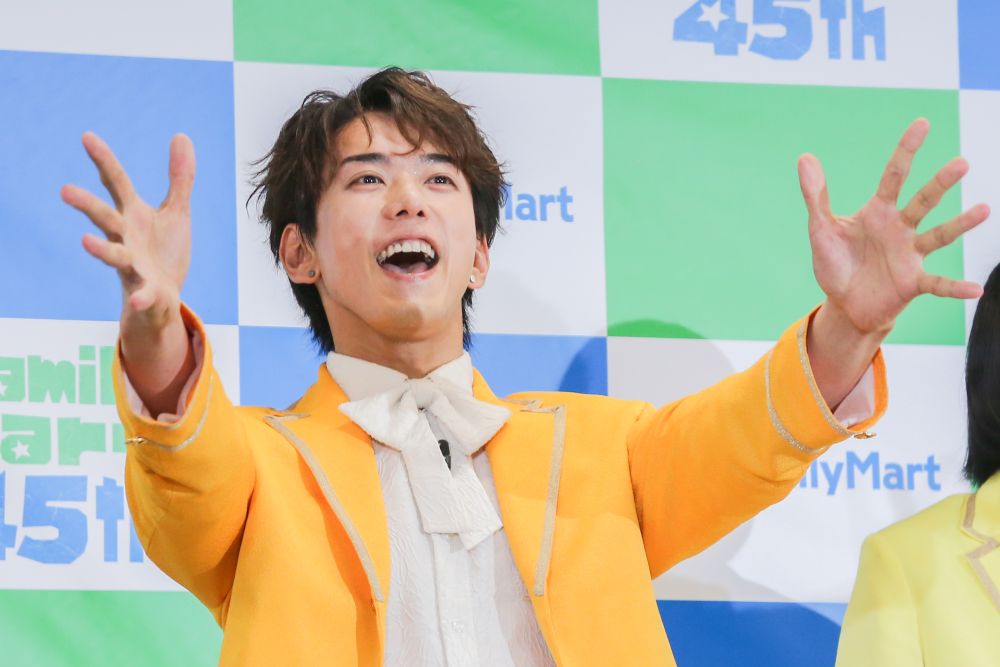「フラッペ キメ顔10秒チャレンジ」の結果発表をしているじんさん
