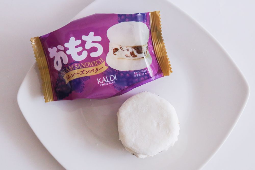 「おもちクリームサンド ラムレーズンバター」イメージ