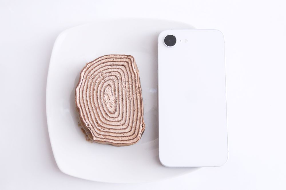 iPhone17eと比較した「ミルクレープロール（チョコ）」イメージ