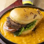 「鉄板チーズグリルかばさんバーガー」税込み1,300円
