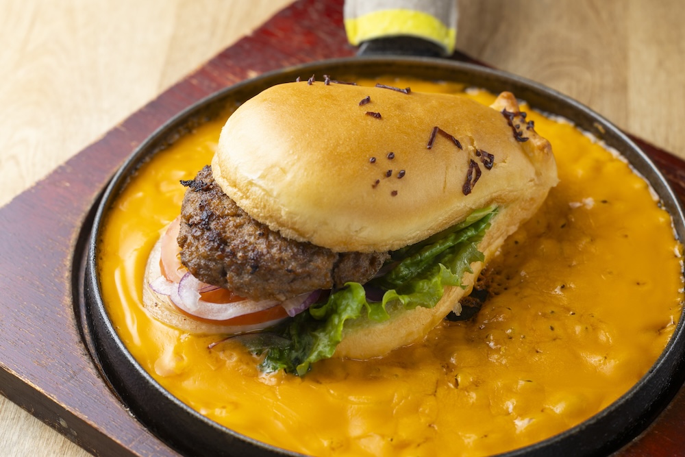 「鉄板チーズグリルかばさんバーガー」税込み1,300円