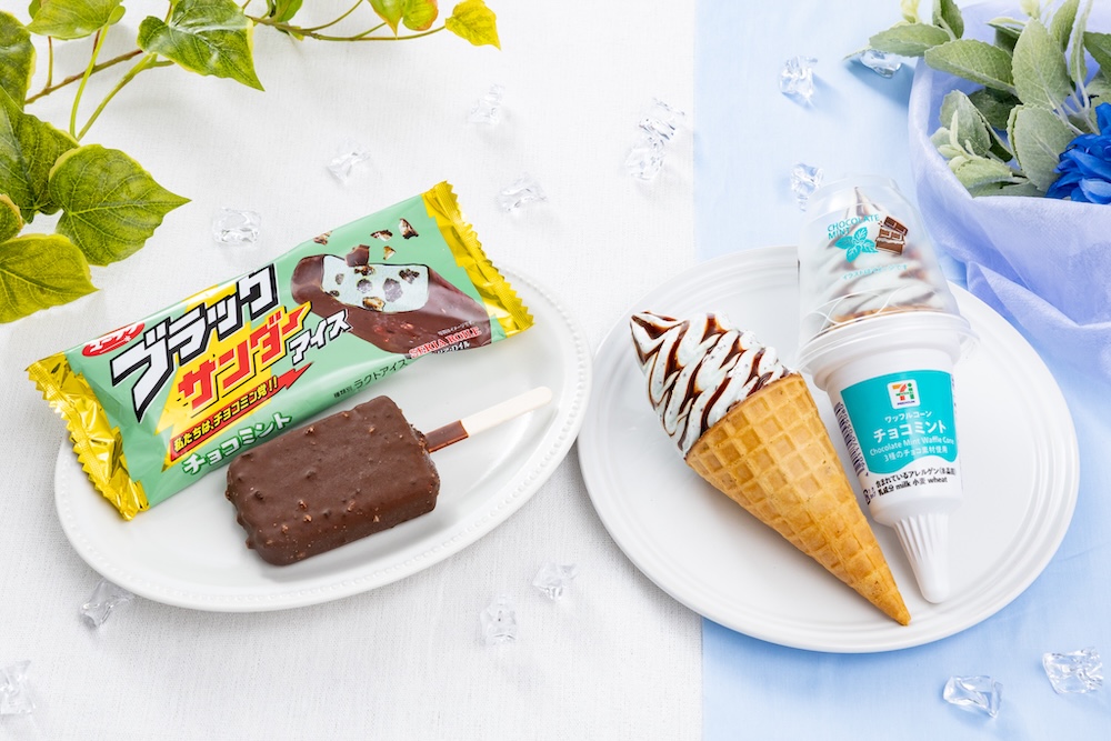 左から「ブラックサンダー チョコミントアイス」、「セブンプレミアム ワッフルコーン チョコミント」