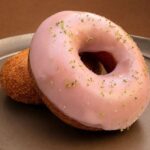 6月25日〜6月28日に数量限定販売される「ｙ/ＯＵ donut」の近鉄本店限定「MOMO グレーズド」1個・税込み391円