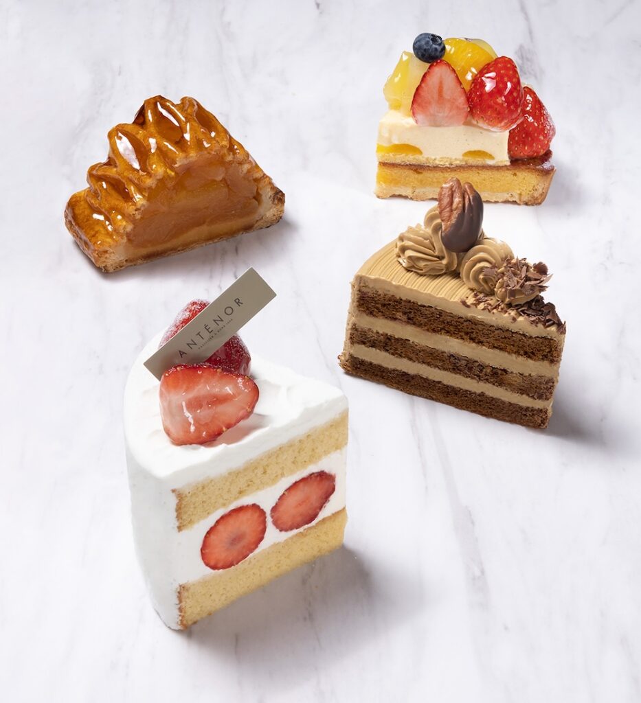 左下から時計回りに「苺のショートケーキ（きび糖スポンジ）」税込み918円、「アップルパイ」税込み864円、「フルーツタルト」税込み972円、「モカトルテ」税込み702円