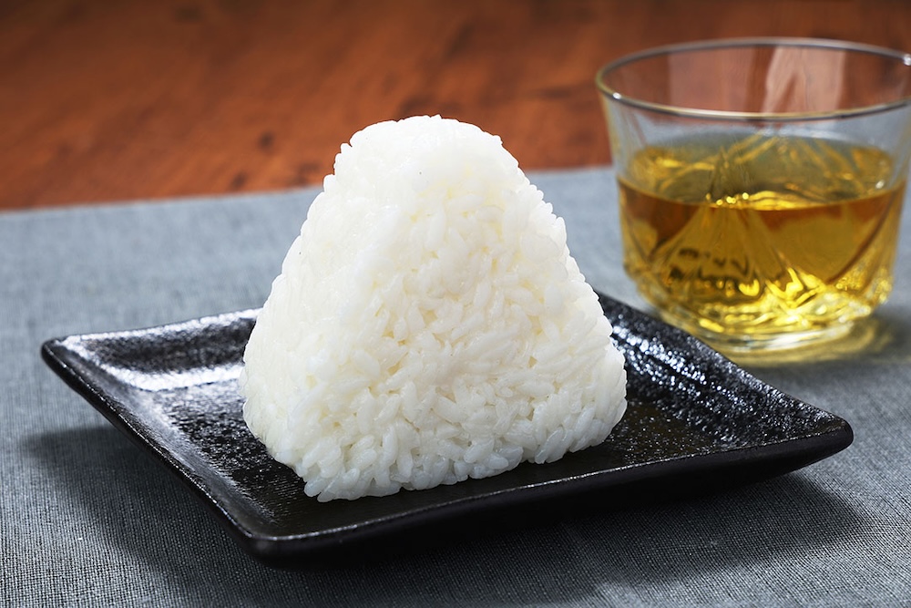 7月22日より発売される「塩むすび（にじのきらめき）」税込み108円