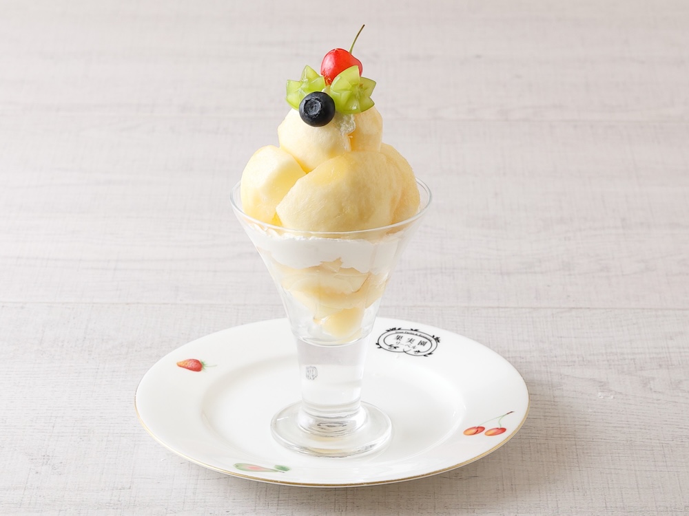 「果実園リーベル」のイートイン限定・各日20皿限定「桃パフェ」税込み2,800円