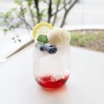 「ブルーベリーのクリームソーダ」税込み980円（サービス料含む）