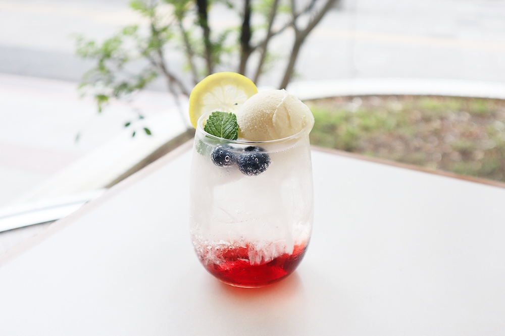 「ブルーベリーのクリームソーダ」税込み980円（サービス料含む）