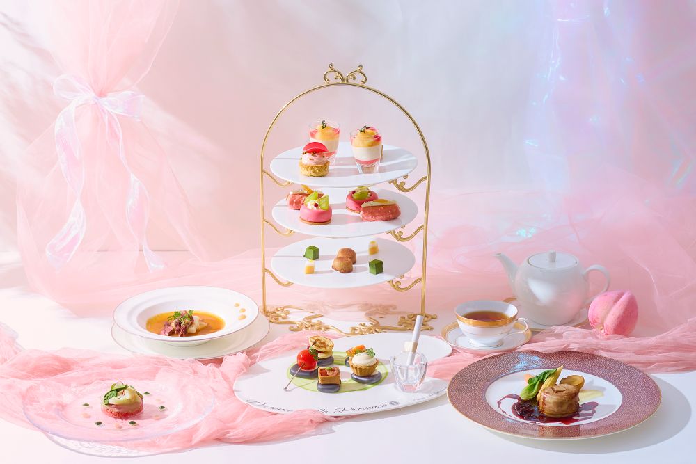ラ・プロヴァンスにて販売される「ピーチブランシュアフタヌーンティー」ランチ・税込み6,710円～、ディナー・税込み8,910円（いずれも別途サービス料）