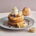 「カフェ＆ブックス ビブリオテーク」有楽町店・大阪店および「パンケーキ＆ブックス ビブリオテーク」限定の「“岡山白桃”と焦がしブリュレのパンケーキアールグレイミルクティーソース」税込み1,870円