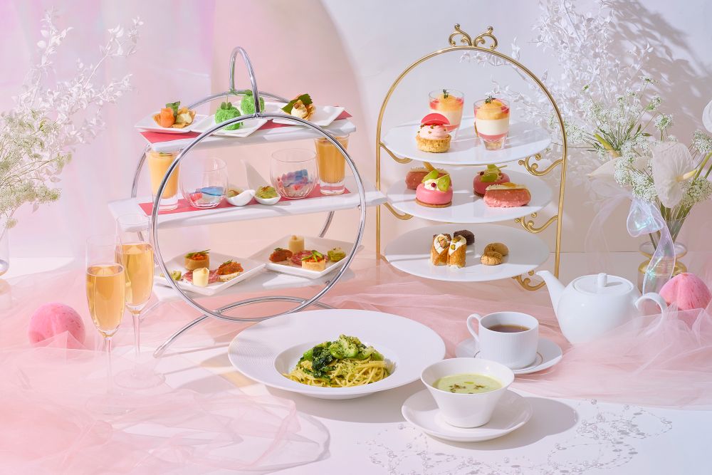 ジリオンにて販売される「ピーチブランシュアフタヌーンティー」ランチ・税込み6,490円～、ディナー・税込み8,470円（いずれも別途サービス料）