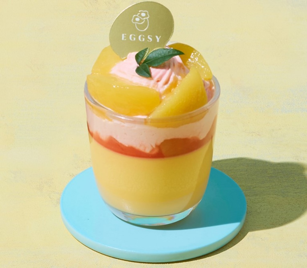 「EGGSY」の各日30点限定「岡山ピーチと平飼いカケッコたまごプリン」972円