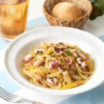 6月25日〜7月29日に販売される「タコのオリーブソースパスタ(パン付き)」税込み1,760円