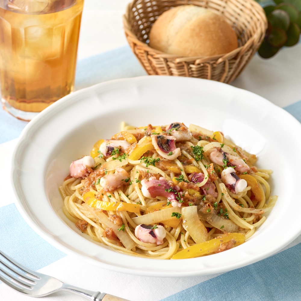 6月25日〜7月29日に販売される「タコのオリーブソースパスタ（パン付き）」税込み1,760円