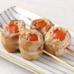 「串くら」の各日30本限定「プチトマトの豚巻き串」1本・税込み390円