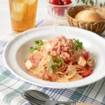 7月30日〜9月2日に販売される「紅ずわい蟹とトマトの冷製生パスタ(パン付き)」税込み1,760円