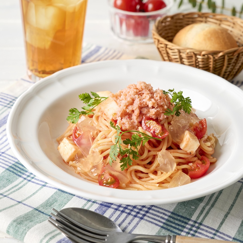 7月30日〜9月2日に販売される「紅ずわい蟹とトマトの冷製生パスタ（パン付き）」税込み1,760円