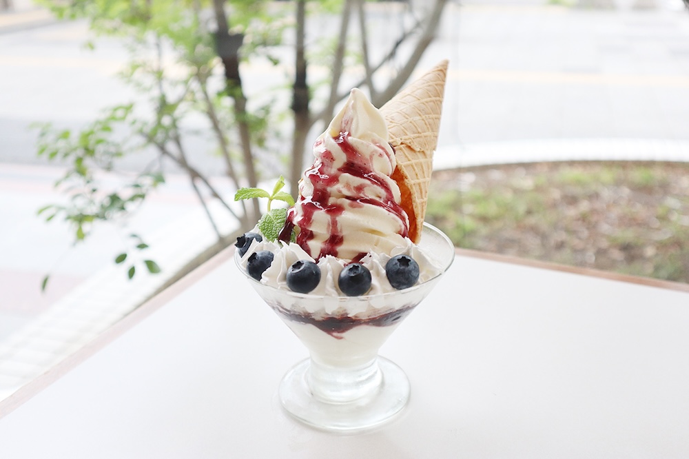 「ソフトクリーム～ブルーベリー」税込み1,400円（サービス料含む）