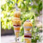 左から、初登場する「harebare」の近鉄本店限定の「岡山白桃もんげぇーパフェ」税込み3,980円、「岡山白桃ぼっけぇーパフェ」税込み3,000円（実演）