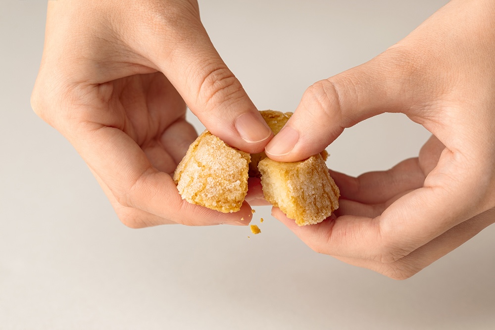 「セブンカフェ バターなだれとろけ製法 バターステイツクッキー」イメージ