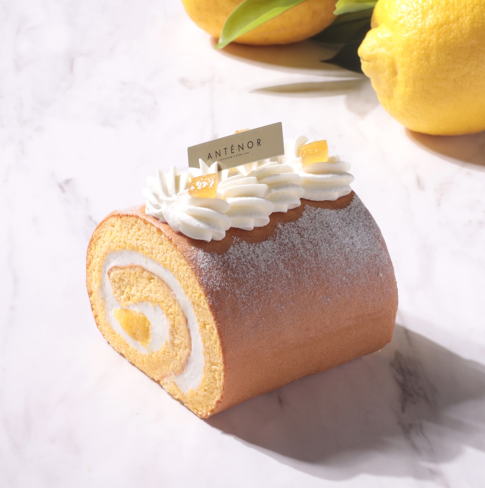 「愛媛県産岩城レモンのロールケーキ」税込み1,404円