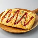 「旨辛ソースで食べるもちもち食感チヂミパン」税込み246円