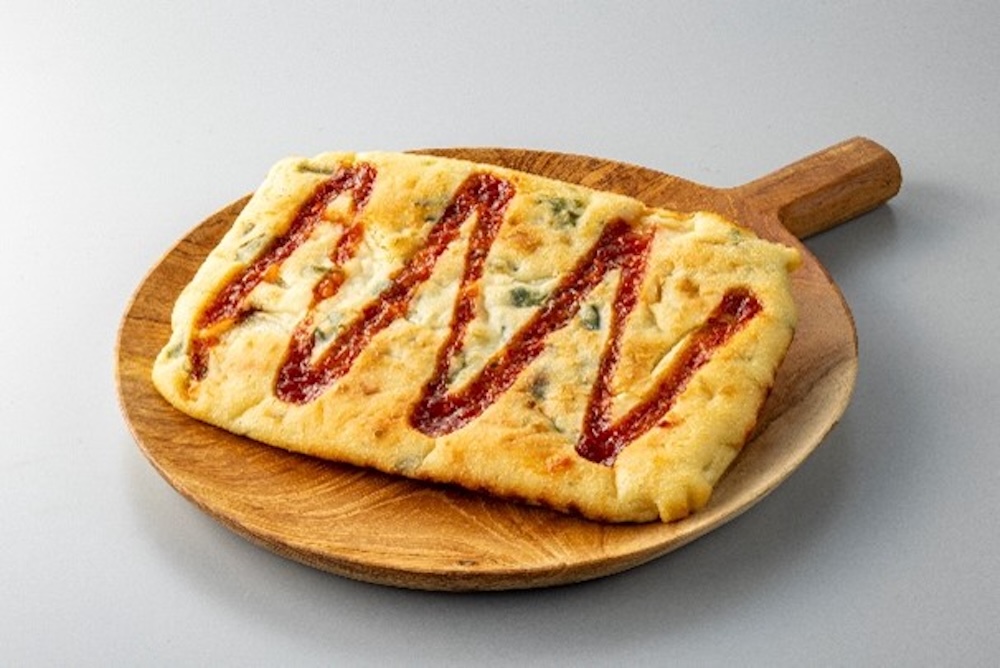 「旨辛ソースで食べるもちもち食感チヂミパン」税込み246円