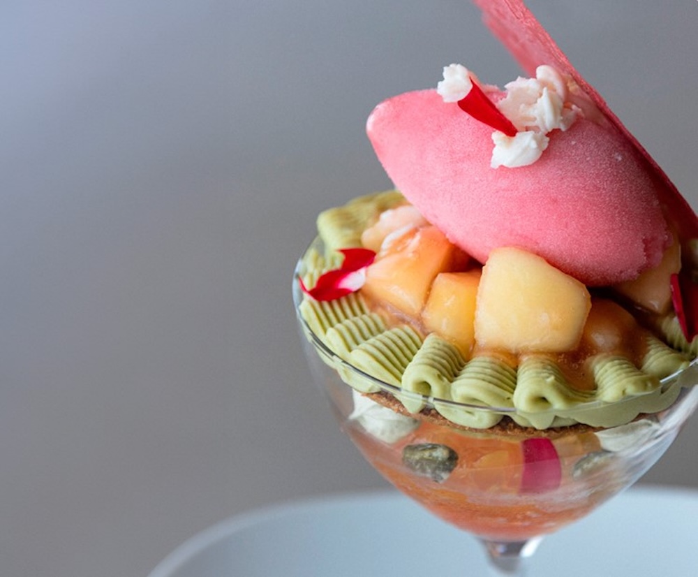 「メゾン ビヤンネートル（BIEN-ETRE MAISON）」の「桃とピスタチオのパフェ」ドリンク付き・3,300円