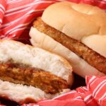 7月1日より発売される「カレーメンチカツバーガー　カレーソース」税込み140円