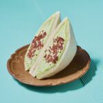 「サンドイッチカフェ おいしいメルヘン。」のエキュート大宮限定「クリームに溺れるザクザクチョコミント生クリーム」テイクアウト・税込み777円〜
