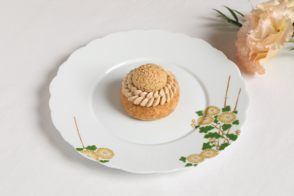 「パリブレスト」イートイン・1,400円（サービス料含む）、テイクアウト・税込み1,900円（化粧箱入り）
