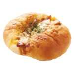 7月20日より販売される「てりたまチキンパン」税込み213円