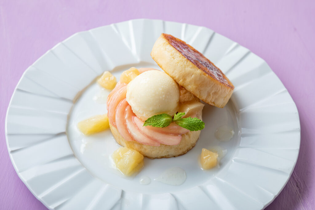 「『パンケーキのようなフレンチトースト』 東京産はちみつ添え」税込み3,900円（サービス料含む）