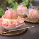 「momovege」の近鉄本店限定「桃ピンス」税込み4,620円、「桃丸ごとタルト」税込み2,160円（実演）