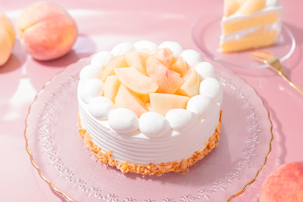 「桃のデコレーションケーキ」4号・税込み3,400円〜