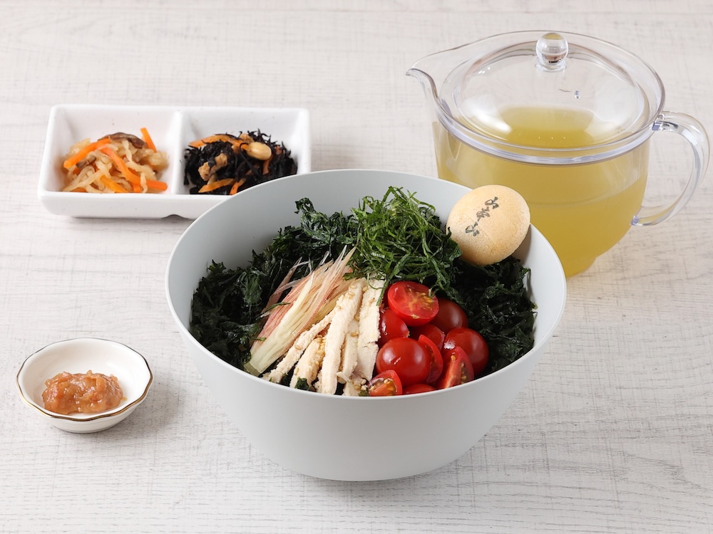 「お茶漬け 茶 甘味　山本山」のイートイン限定「冷やし海苔だくトマト茶漬け」単品・税込み1,200円〜