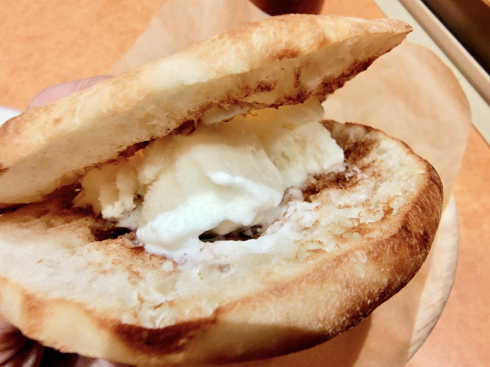 「焼きシナモンフォカッチャ」をマリトッツォ風に。