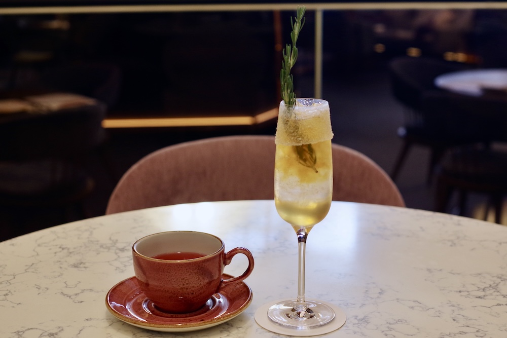 左からフリードリンクのロンネフェルトの紅茶、オプションのスペシャルドリンク「ピーチティーソーダ」