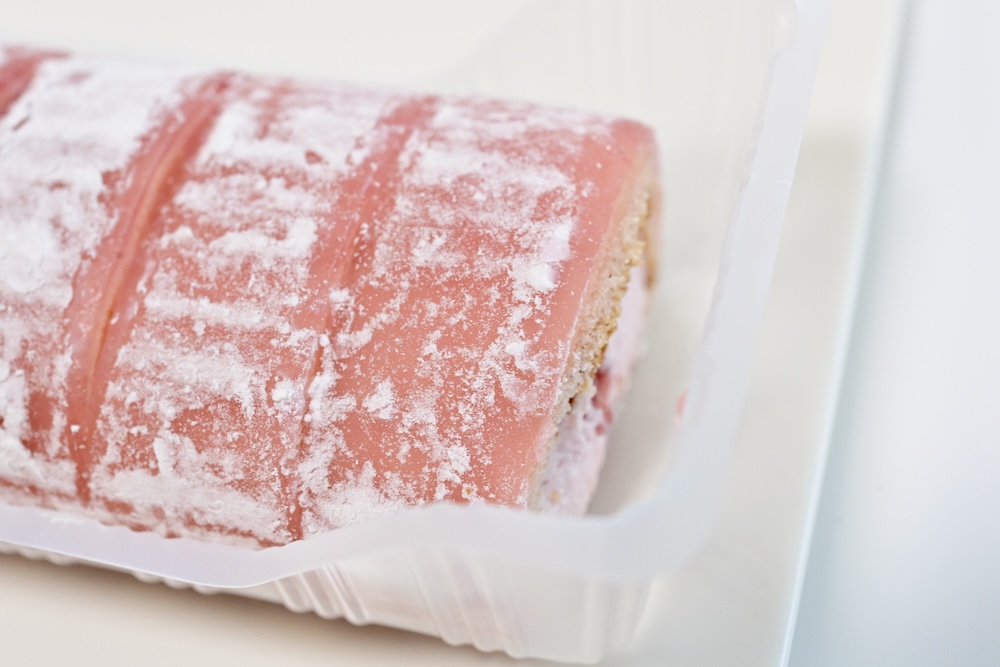 「わらび餅で巻いたもち食感ロール（いちごわらび餅入り）」イメージ