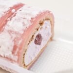 「わらび餅で巻いたもち食感ロール（いちごわらび餅入り）」イメージ