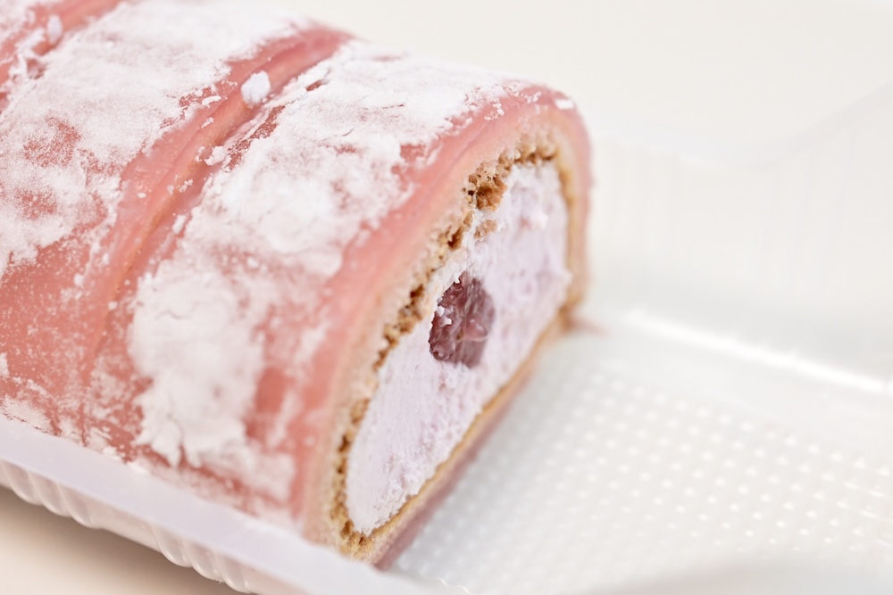 「わらび餅で巻いたもち食感ロール（いちごわらび餅入り）」イメージ