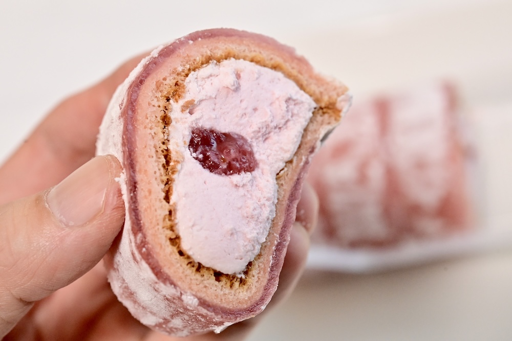 「わらび餅で巻いたもち食感ロール（いちごわらび餅入り）」イメージ