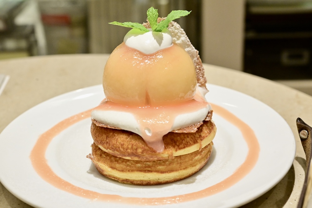 「まるごと“岡山白桃”とミルキークリームのパンケーキ」イメージ