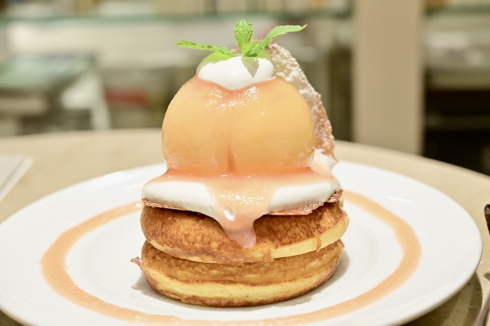 「まるごと“岡山白桃”とミルキークリームのパンケーキ」イメージ